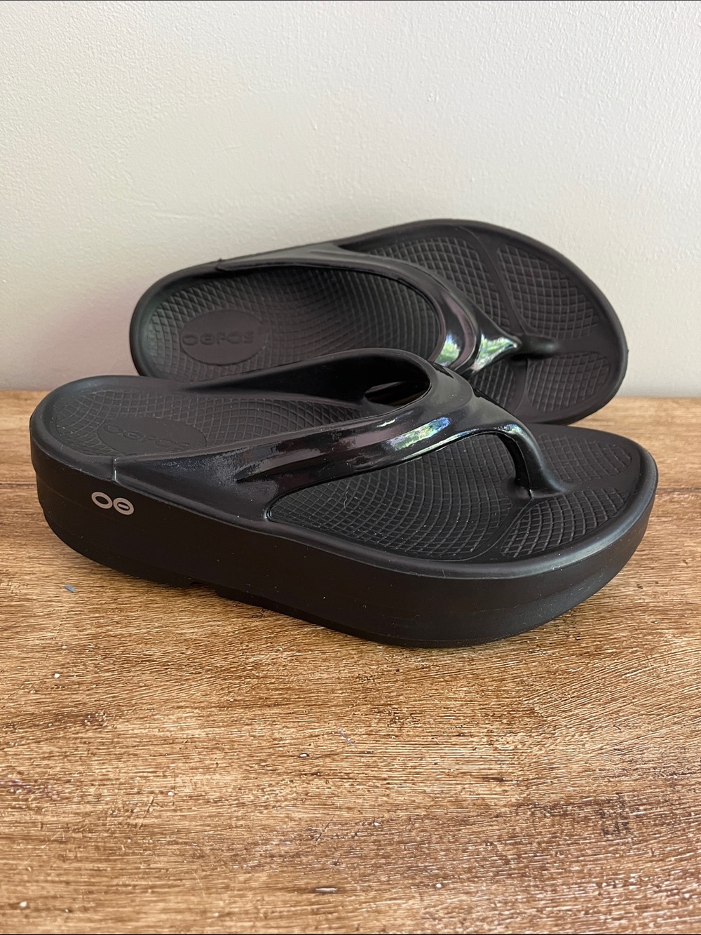 NWOT OOFOS Women's EUC recovery sandals